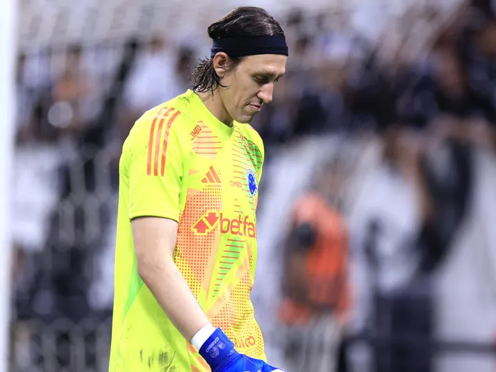 Cássio segue como dúvida para o clássico contra o Atlético-MG