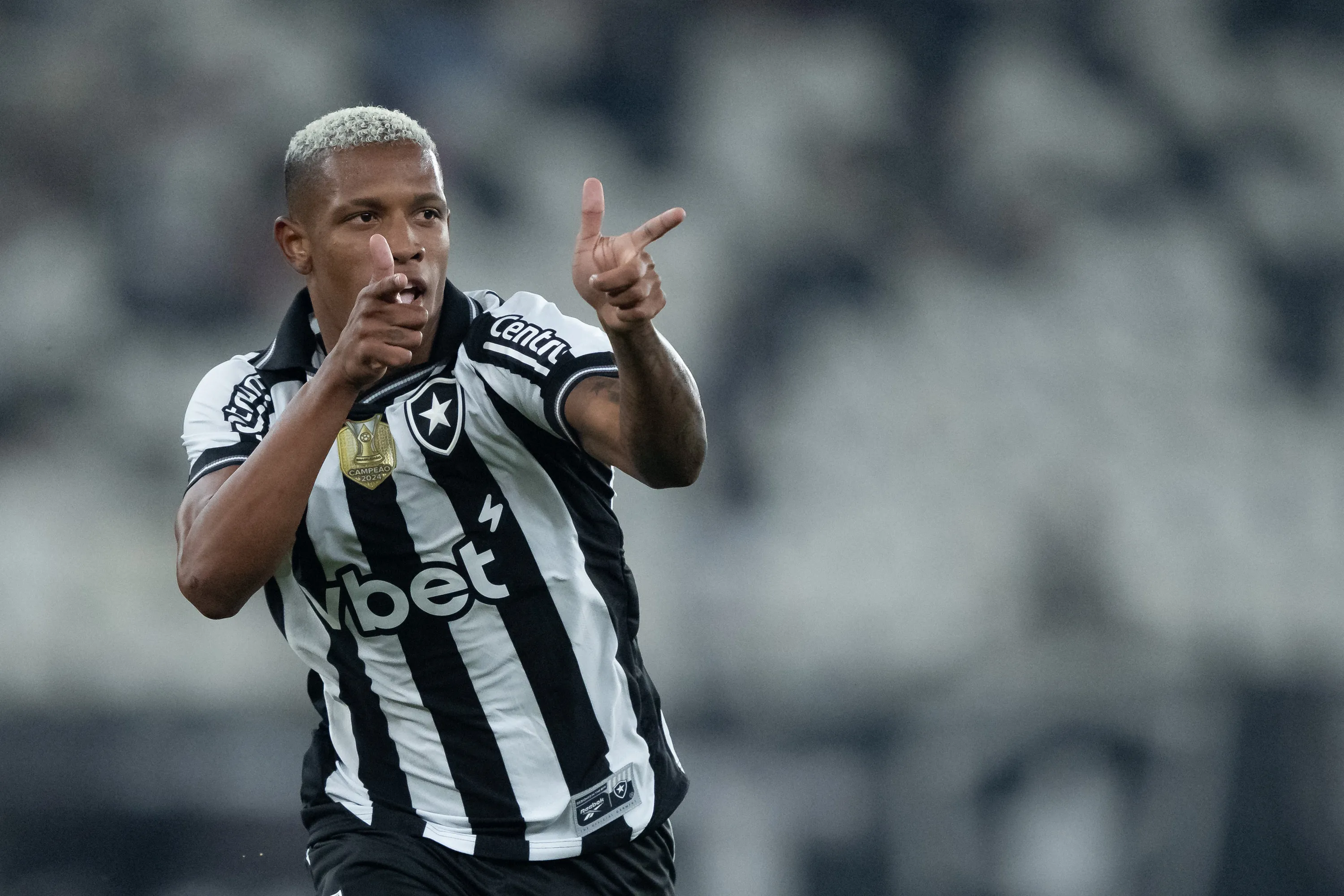 Danilo jogador do Botafogo comemora seu gol durante partida contra o Bragantino no estadio Engenhao pelo campeonato Brasileiro A 2025. Foto: Jorge Rodrigues/AGIF