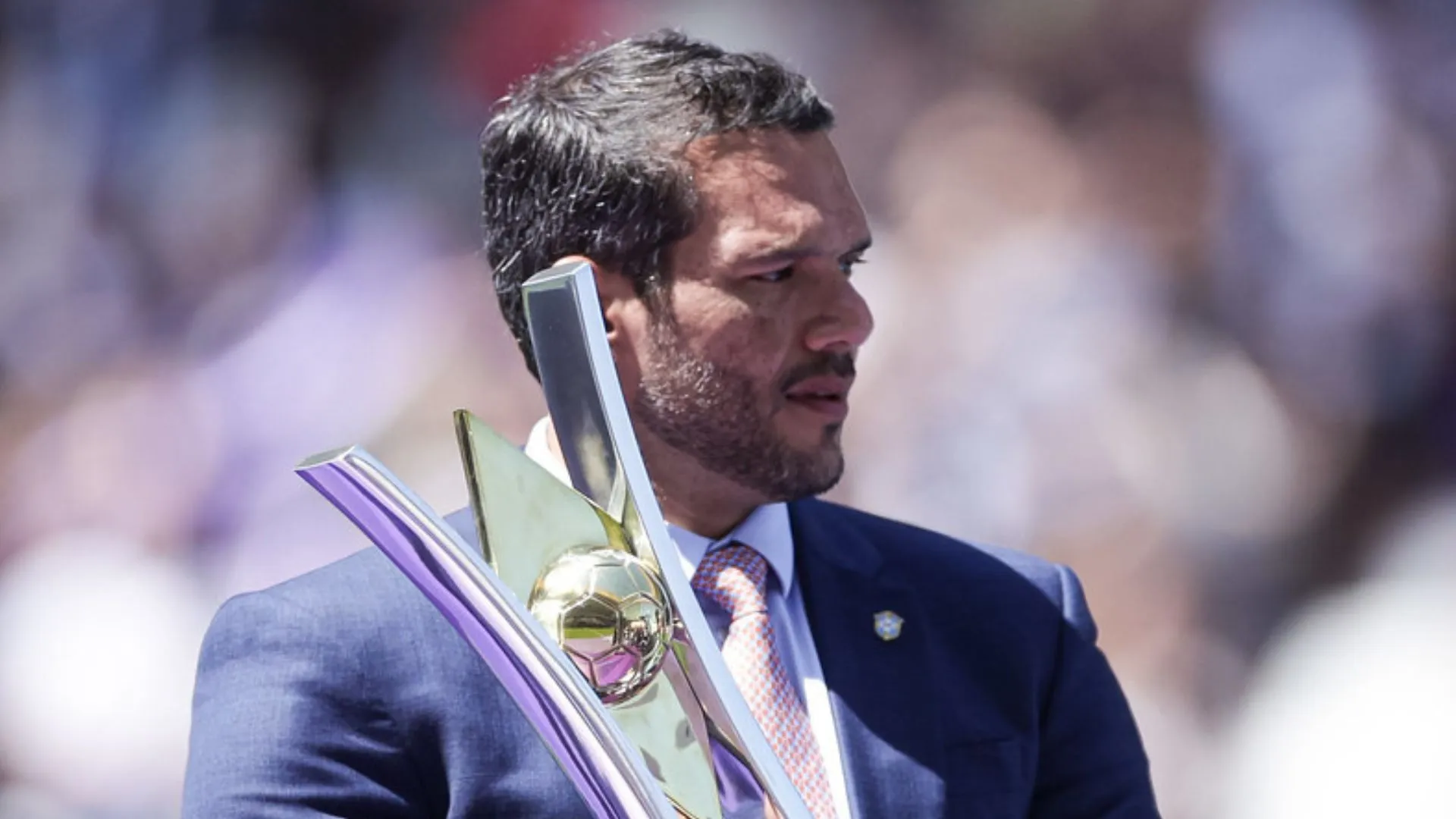 Samir Xaud com a taça do Brasileirão Feminino