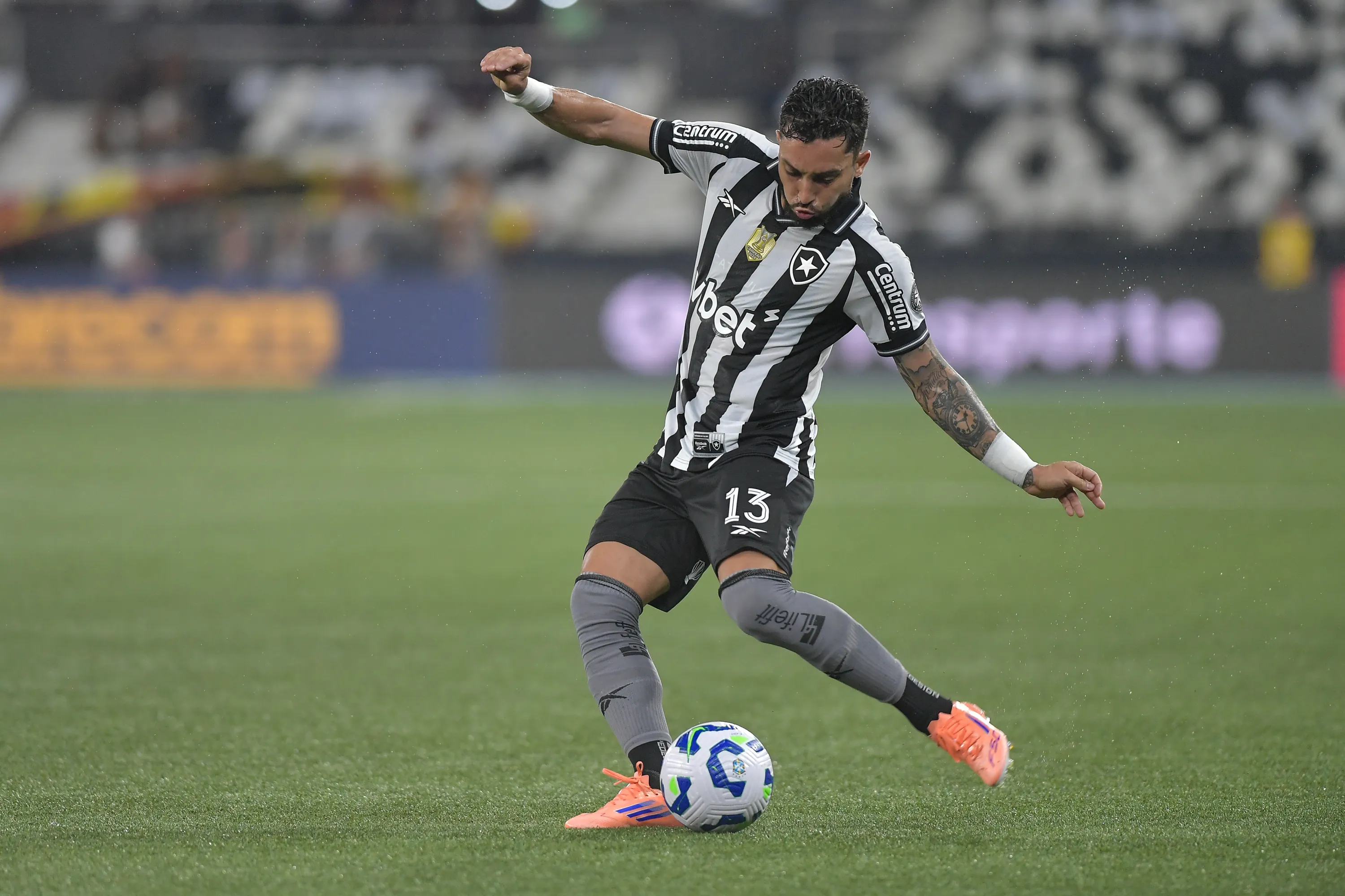 Alex Telles atuando no Botafogo – Foto: Thiago Ribeiro/AGIF