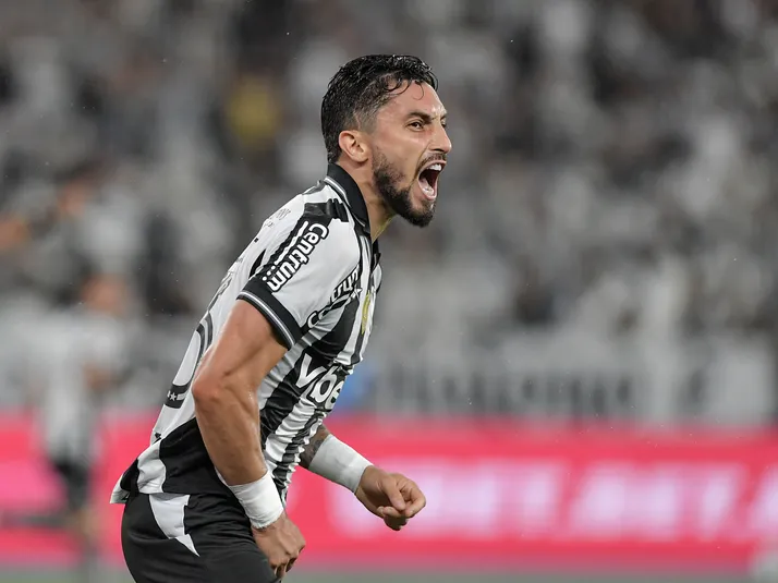 Alex Telles pede aumento salarial para renovação com o Botafogo