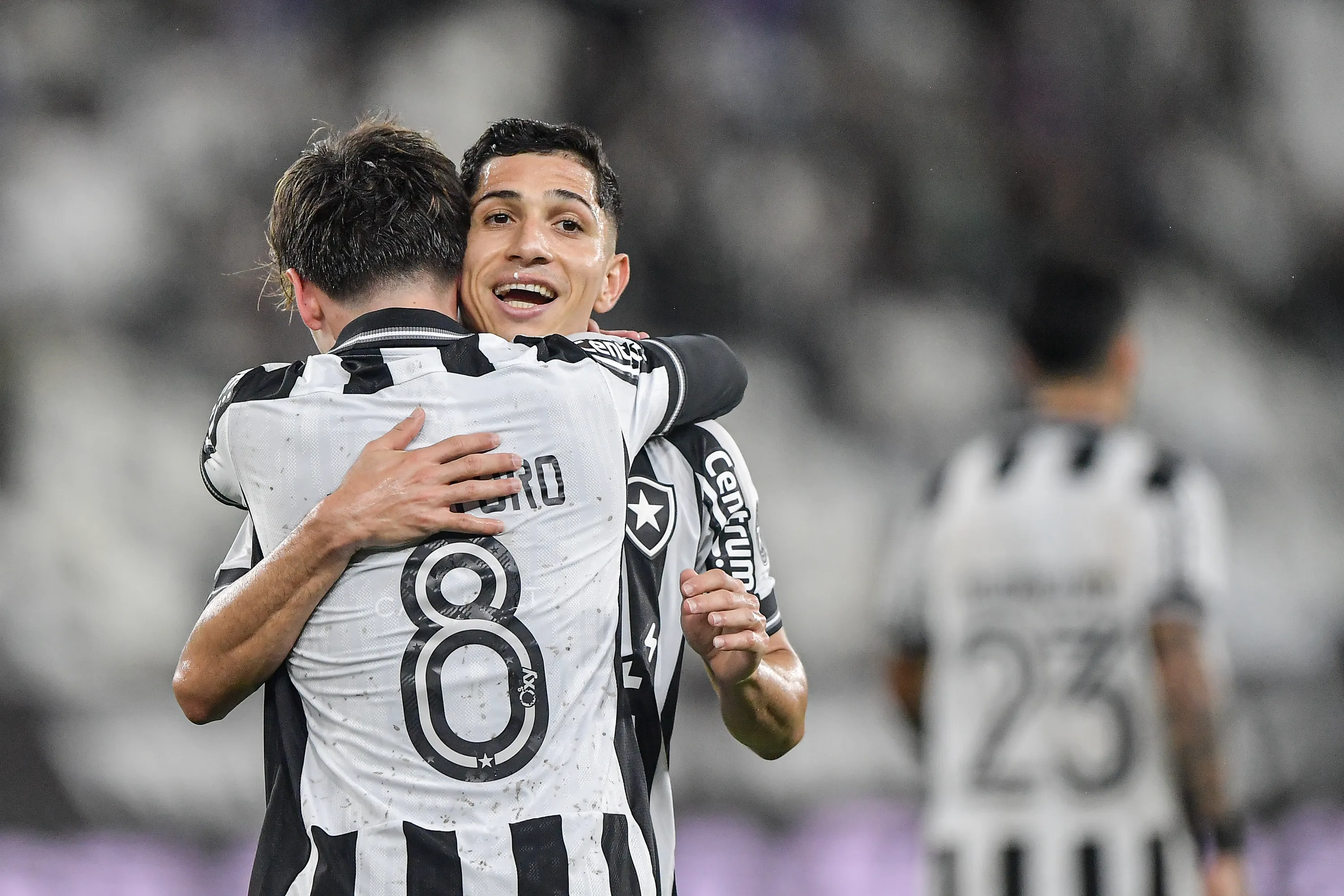 Montoro e Savarino se abraçando após gol do Botafogo – Foto: Thiago Ribeiro/AGIF