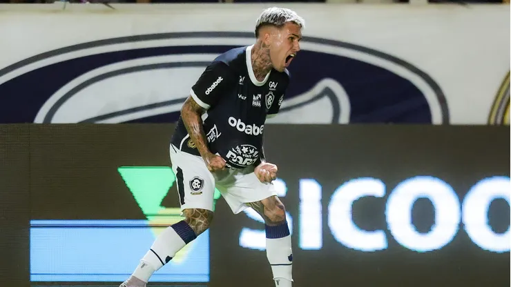 Diego Hernandez jogador do Remo comemora seu gol durante partida contra o Athletic Club no estadio Baenao pelo campeonato Brasileiro B 2025. Foto: Fernando Torres/AGIF
