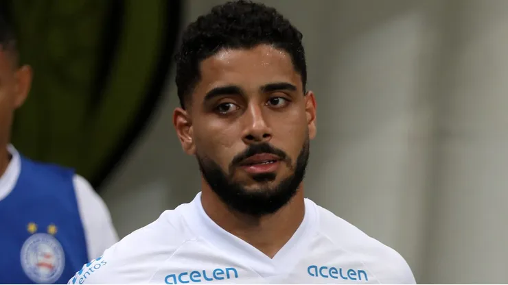Foto: Felipe Oliveira/EC Bahia - Matheus Bahia durante confronto contra o Santos no Campeonato Brasileiro de 2023.