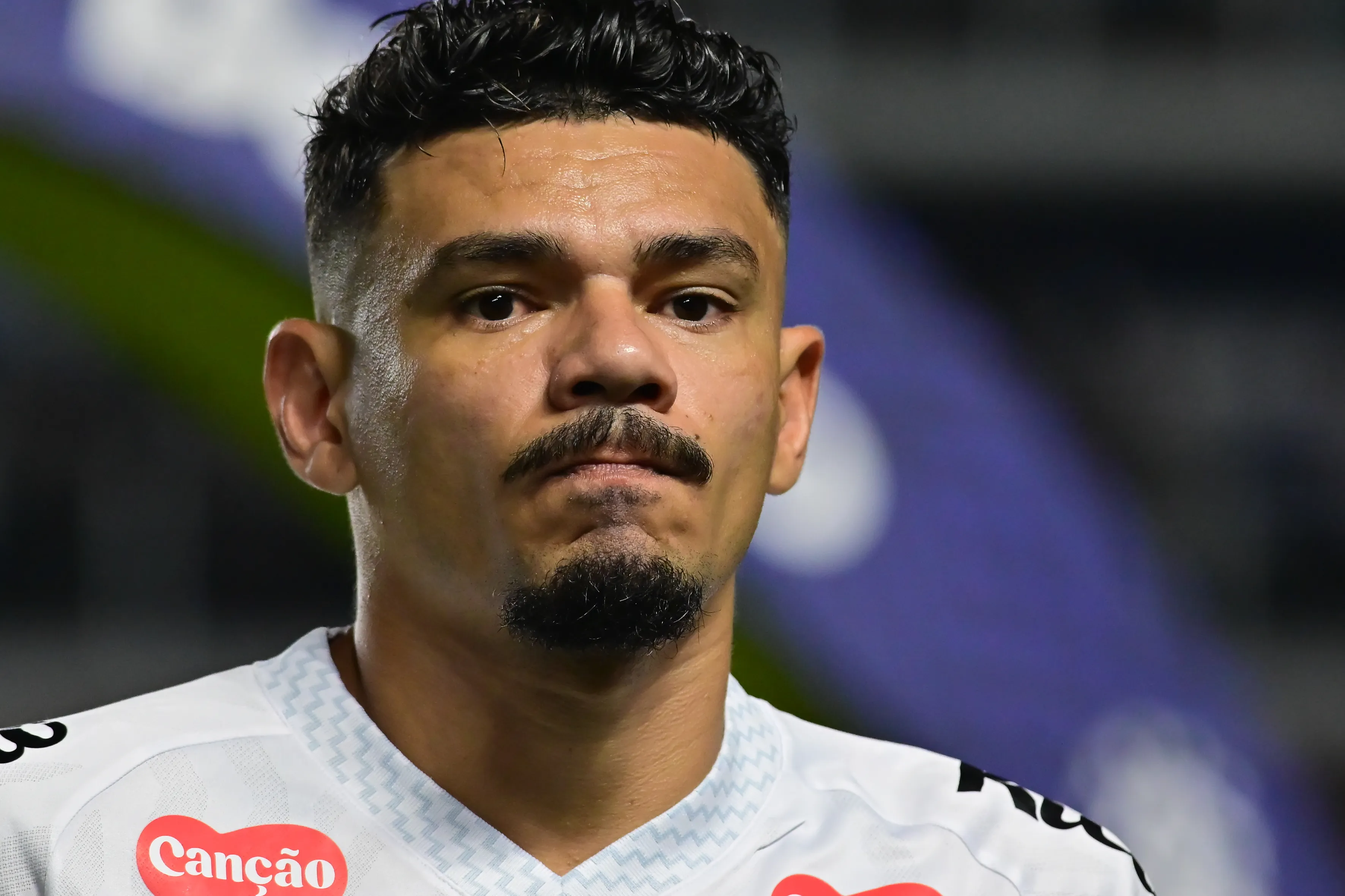 Tiquinho Soares durante partida contra o Sport no Campeonato Brasileiro de 2025. Foto: Jota Erre/AGIF