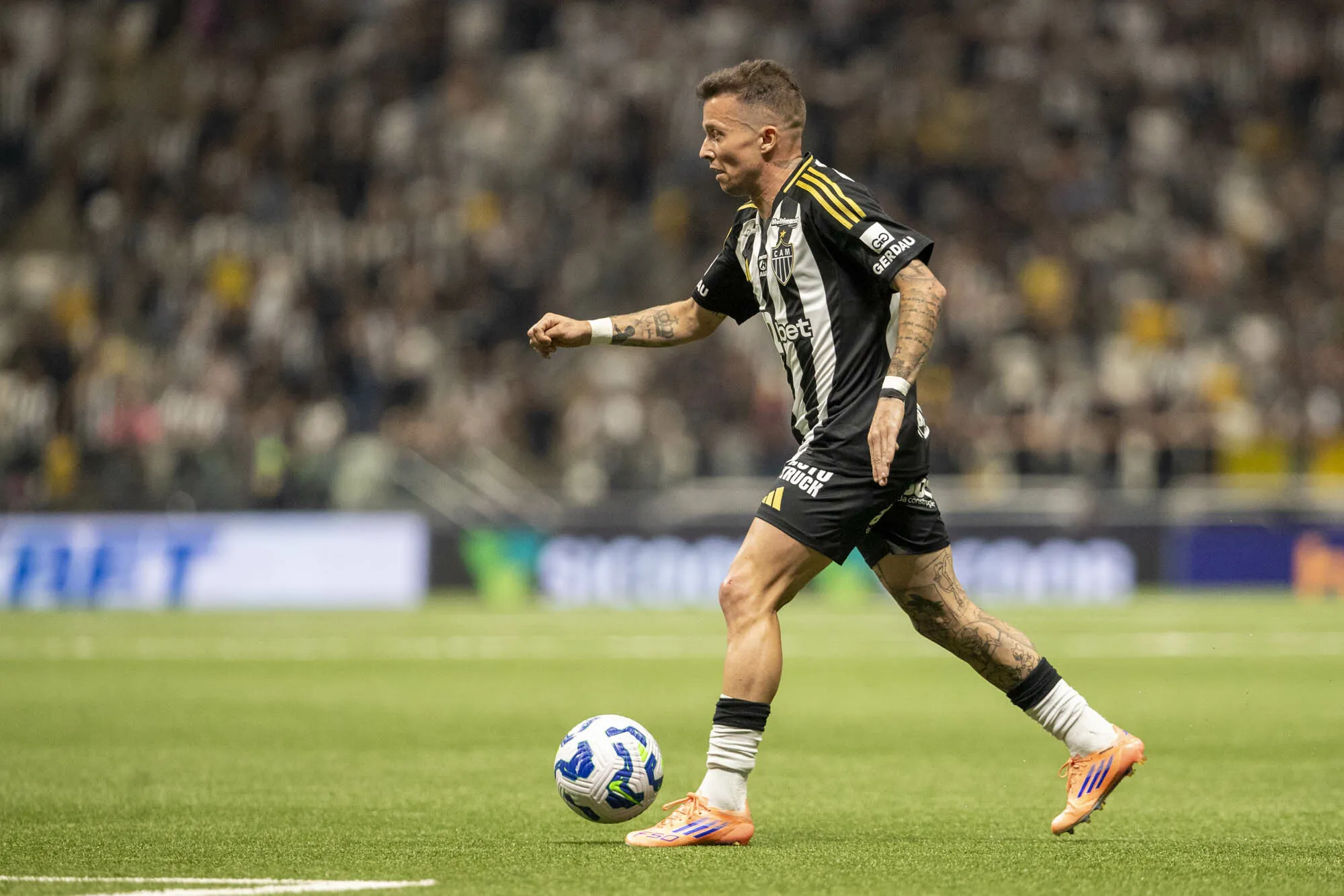 Bernard durante partida entre Atlético-MG e Bahia no Campeonato Brasileiro de 2025. Foto: Fernando Moreno/AGIF