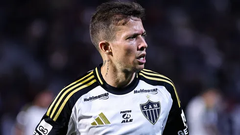 Bernard durante confronto entre Bragantino e Atlético no Brasileirão de 2025.