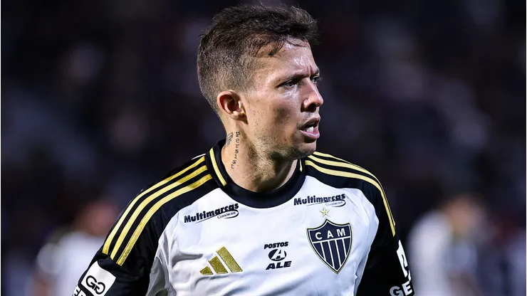 Bernard durante confronto entre Bragantino e Atlético no Brasileirão de 2025.