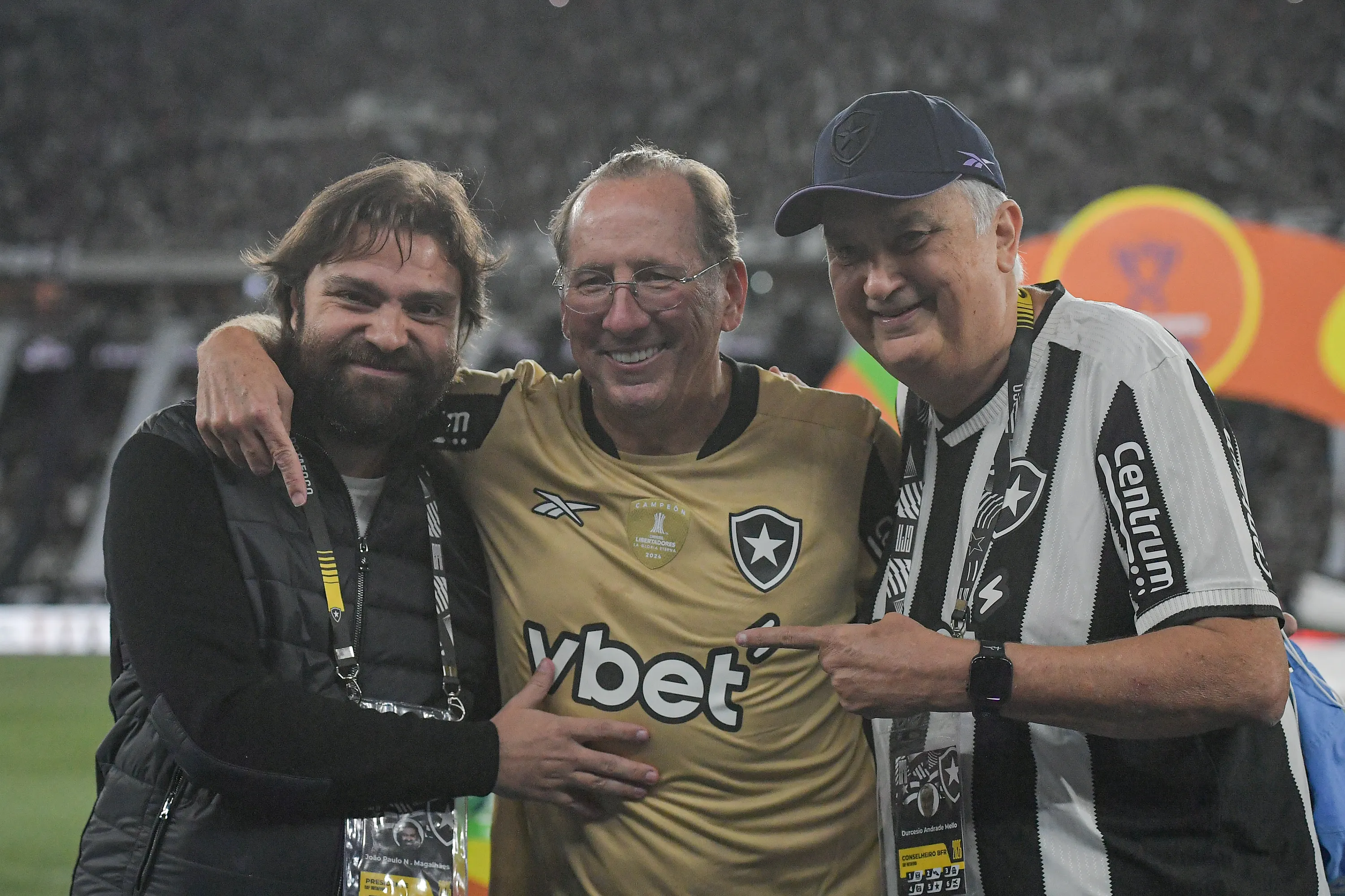 Joao Paulo Magalhaes atual presciente, John Textor CEO e Durcesio Mello ex presidente do Botafogo durante partida contra o Vasco no estadio Engenhao pelo campeonato Copa Do Brasil 2025. Foto: Thiago Ribeiro/AGIF