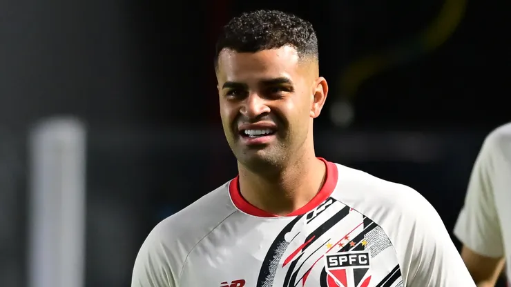 Alisson jogador do São Paulo durante aquecimento antes da partida contra o Santos no estádio Vila Belmiro pelo campeonato Brasileiro A 2025. Foto: Jota Erre/AGIF