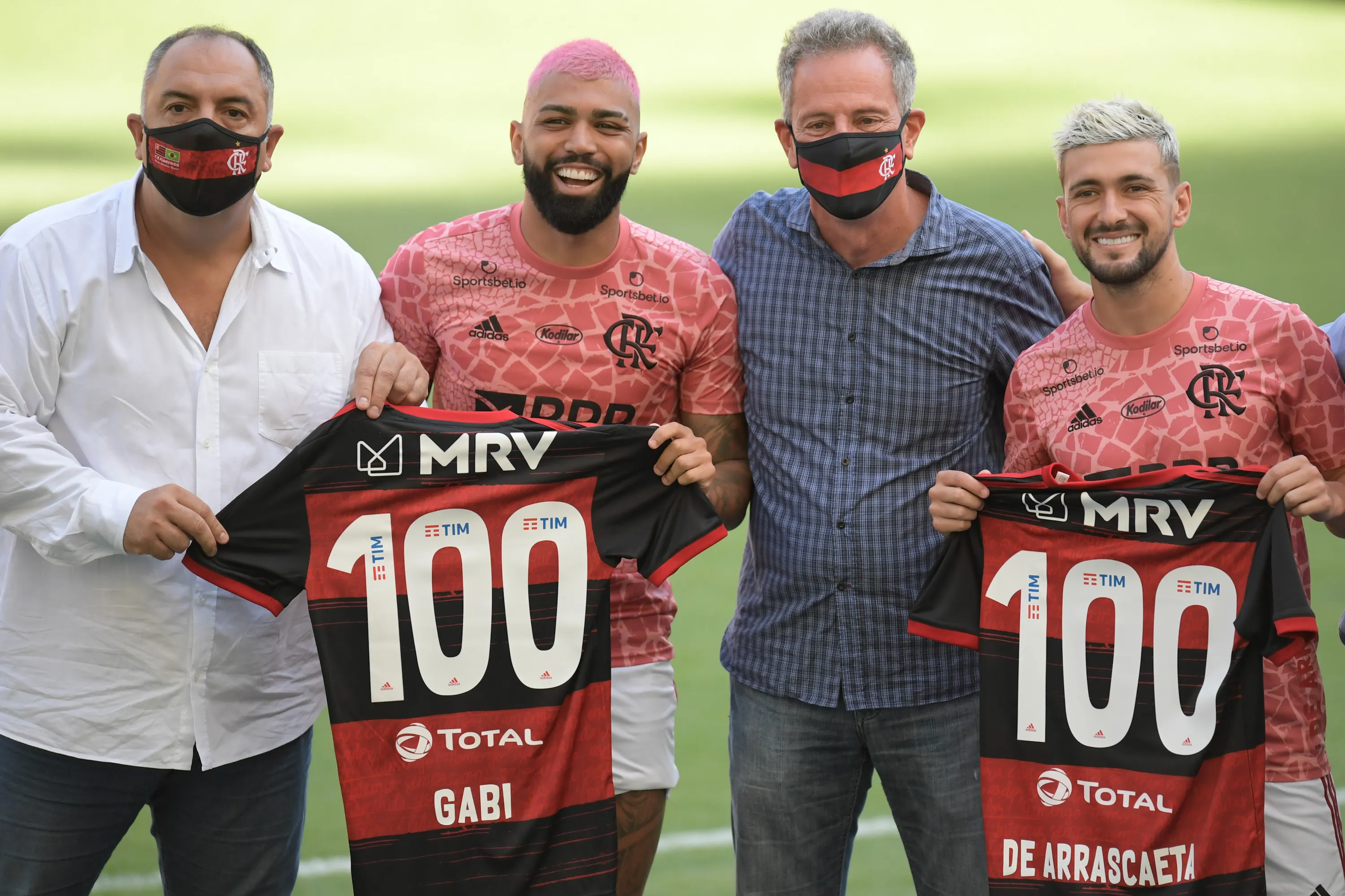 Os jogadores Gabigol e Arrascaeta (d) posam ao lado dos dirigentes Marcos Braz (e) e Rodolfo Landim (c) durante homenagem pela marca de 100 pelo Flamengo antes na partida contra Corinthians no estadio Maracana pelo campeonato Brasileiro A 2020. Foto: Fernando Soutello/AGIF