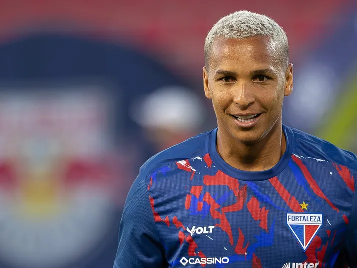 Vasco bate o martelo e descarta contratar Deyverson após fechar com Brenner