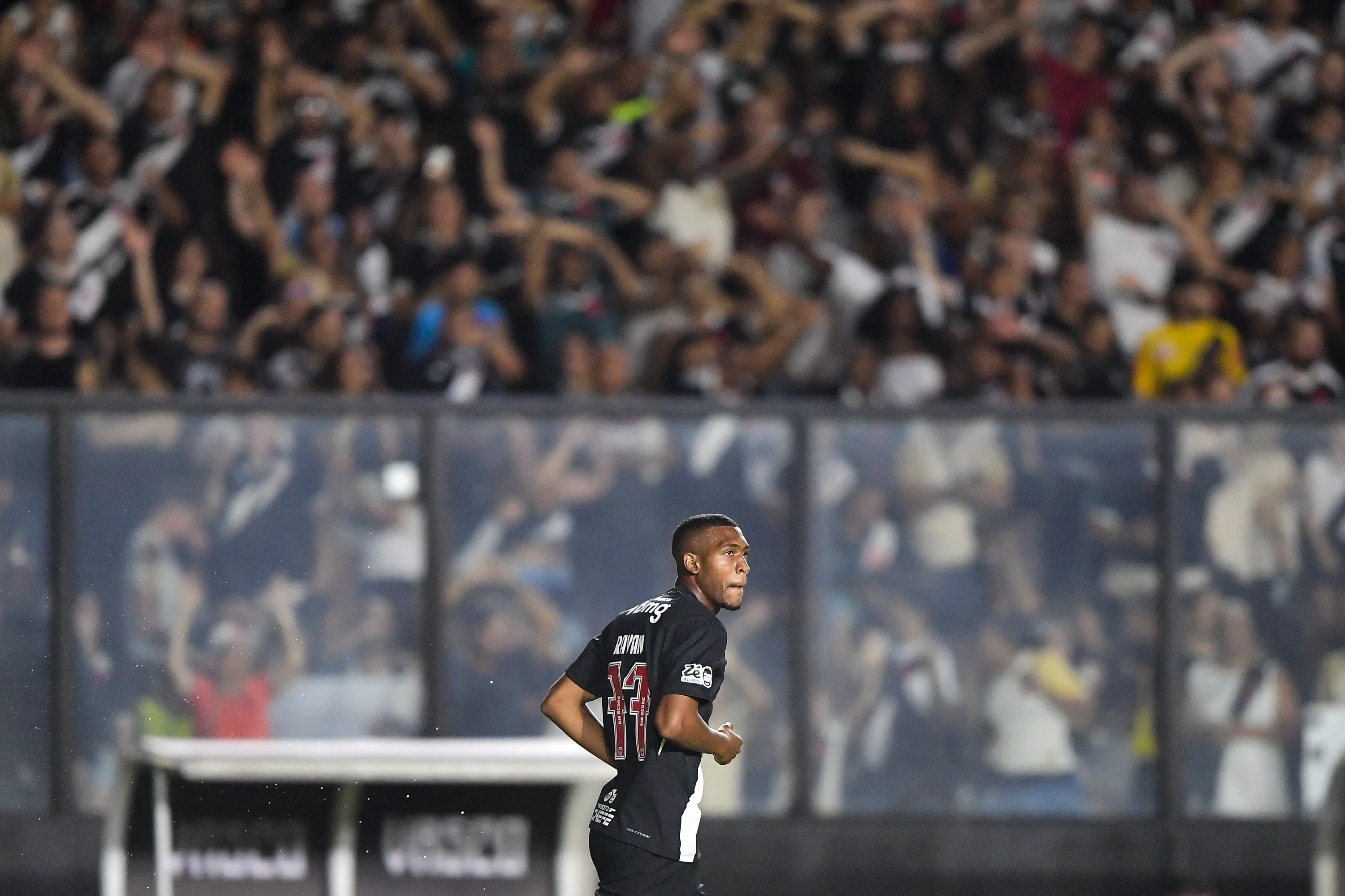 Rayan jogador do Vasco comemora seu gol durante partida contra o Marica no estadio Sao Januario pelo campeonato Carioca 2026. Foto: Thiago Ribeiro/AGIF