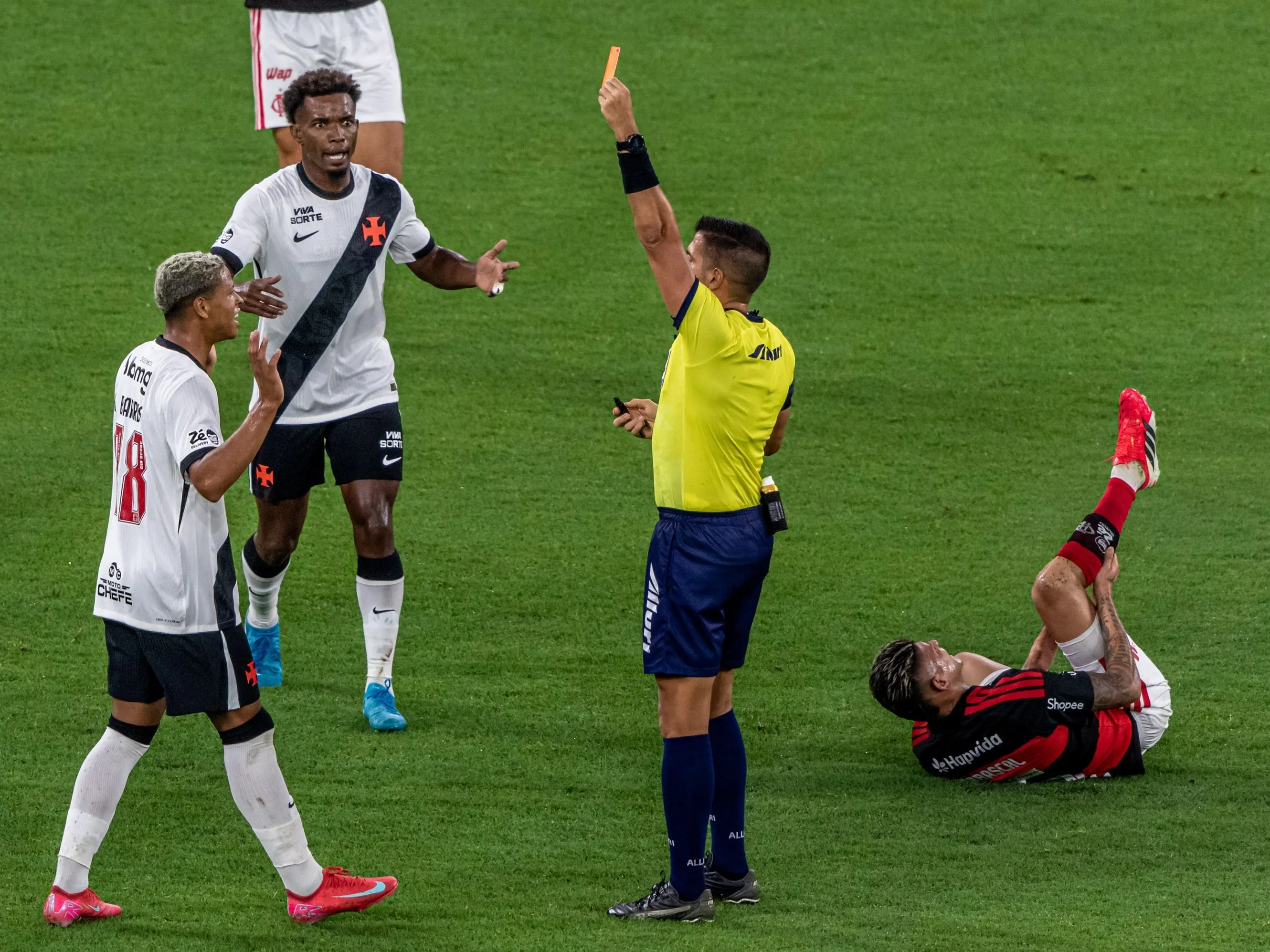 Cauan Barros expulso em Flamengo x Vasco. Imagem: MAGA JR/AGÊNCIA F8/ESTADÃO CONTEÚDO