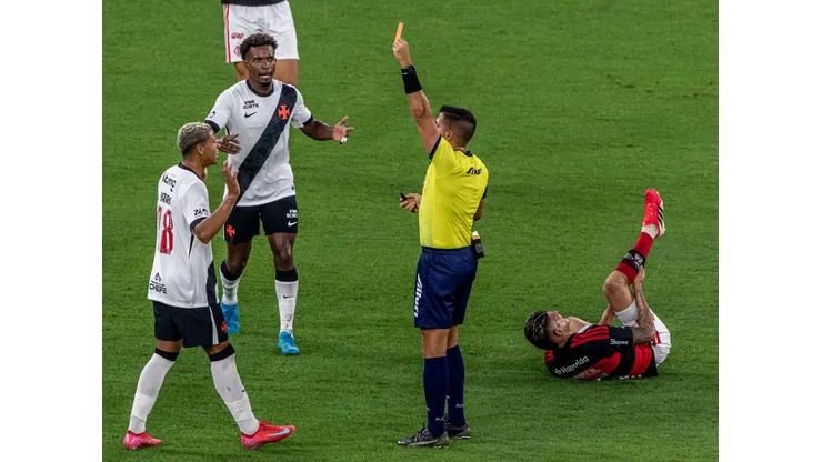 Expulsão em Flamengo x Vasco tem áudio do VAR divulgado