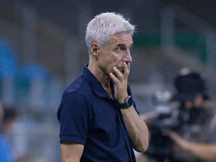 Luís Castro mantém mistério sobre zagueiro titular em GreNal