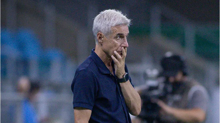 Luis Castro tecnico do Gremio durante partida contra o Sao Jose no estadio Arena do Gremio pelo campeonato Gaucho 2026. Foto: Maxi Franzoi/AGIF