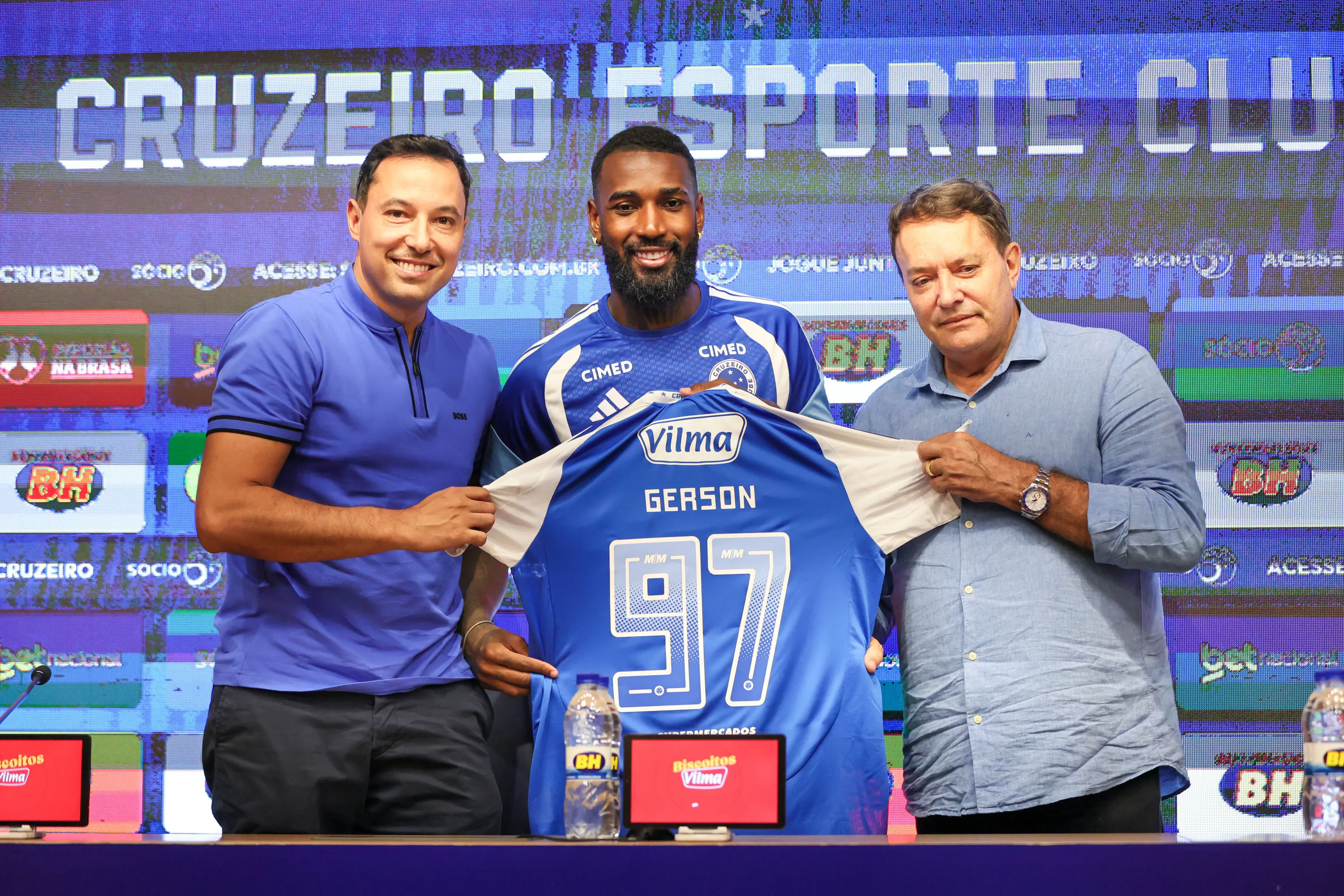 Gerson jogador, Pedro Junior Ceo, e Pedro Lourenco Dono do Cruzeiro durante coletiva de imprensa para sua apresentacao realizada na Toca da Raposa II. Foto: Gilson Lobo/AGIF