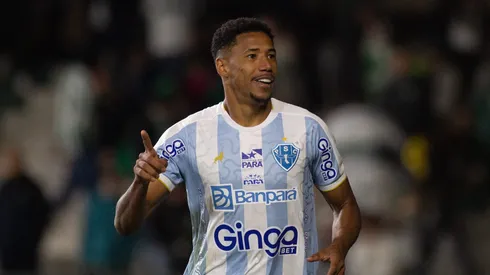Mauricio Garcez jogador do Paysandu comemora seu gol durante partida contra o Coritiba no estadio Couto Pereira pelo campeonato Brasileiro B 2025. Foto: Luis Garcia/AGIF
