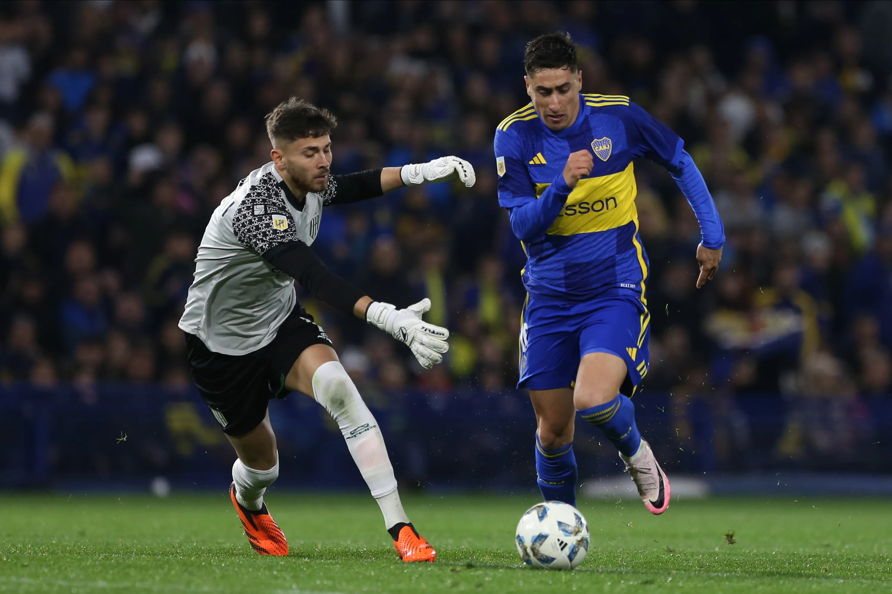 Facundo Sanguinetti atuando pelo Banfield contra o Boca Jrs. Foto: Daniel Jayo/Getty Images