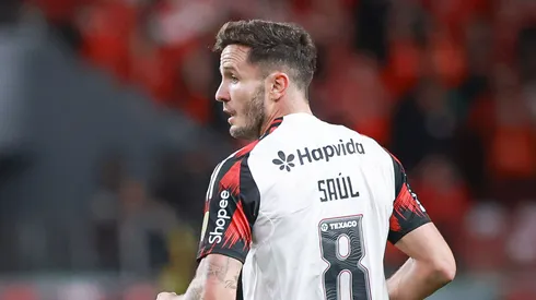 Saul Niguez jogador do Flamengo durante partida contra o Internacional no estadio Beira-Rio pelo campeonato Copa Libertadores 2025. Foto: Maxi Franzoi/AGIF