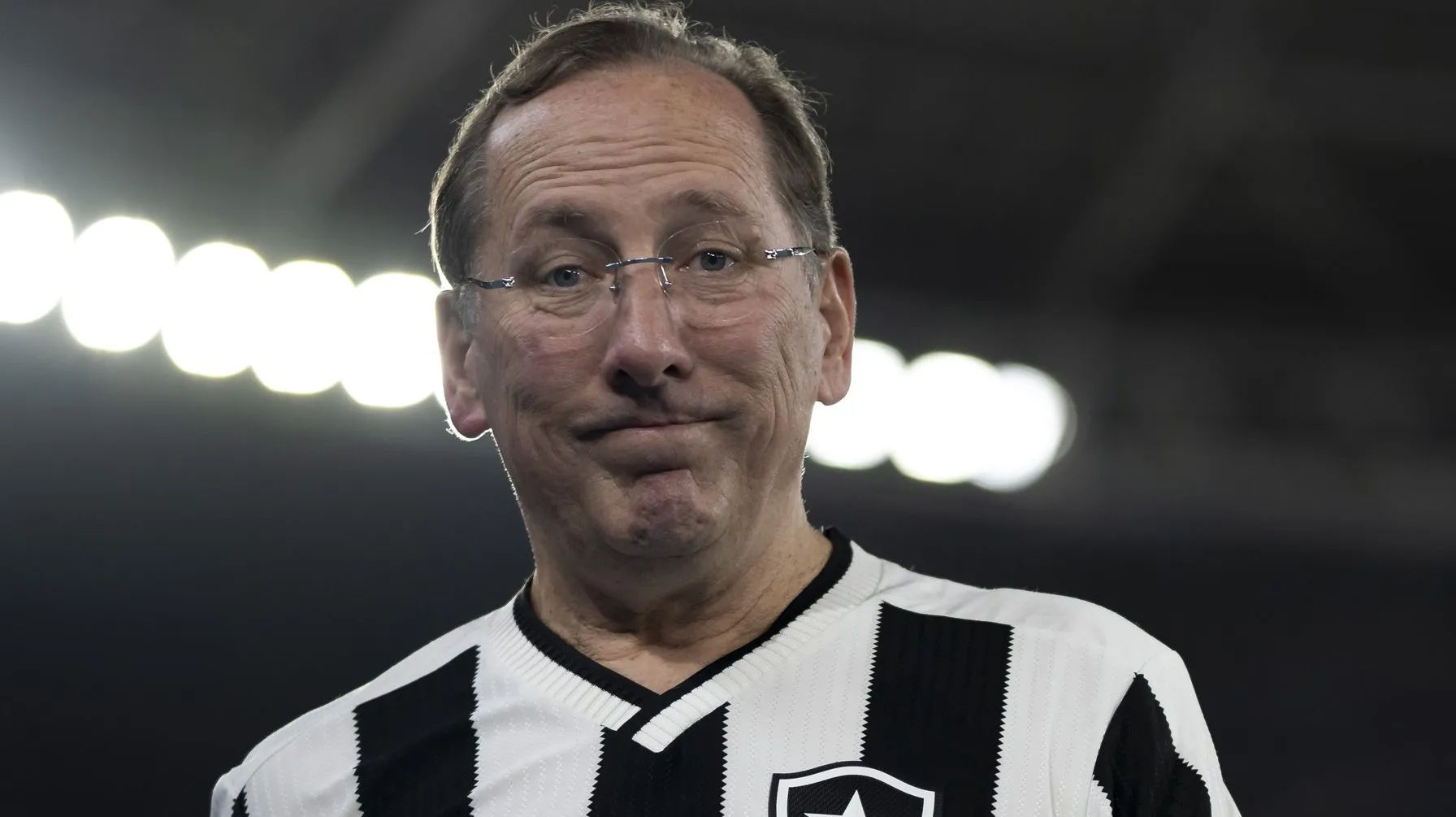 John Textor dono da SAF do Botafogo antes da partida contra o Vitoria no estadio Engenhao pelo campeonato Brasileiro A 2024.  Foto: Jorge Rodrigues/AGIF