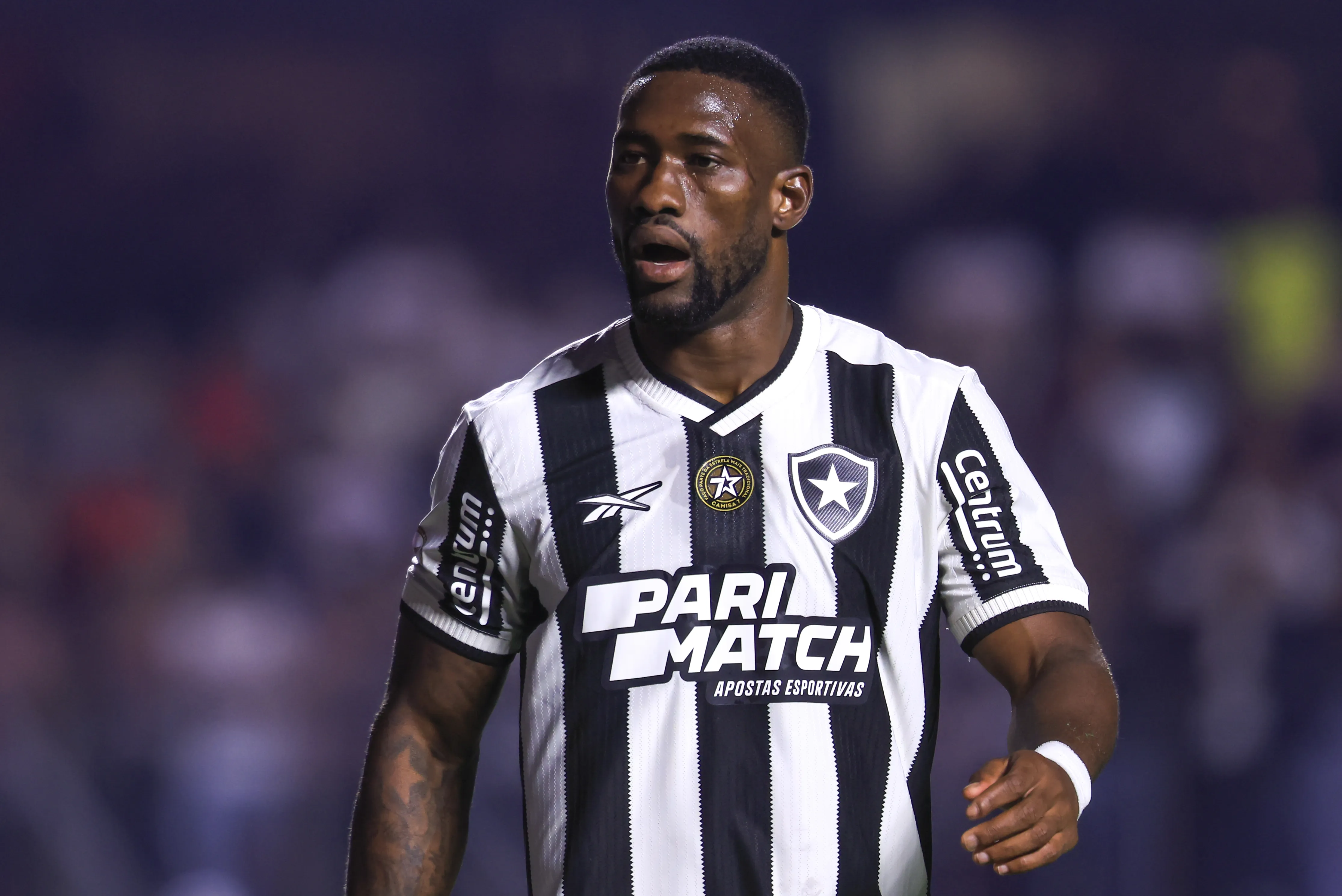 Bastos jogador do Botafogo durante partida contra o Sao Paulo no estadio Morumbi pelo campeonato Brasileiro A 2024. Foto: Marcello Zambrana/AGIF