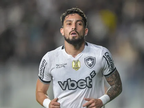 Alex Telles tenta blindar elenco e abre o jogo sobre crise no Botafogo