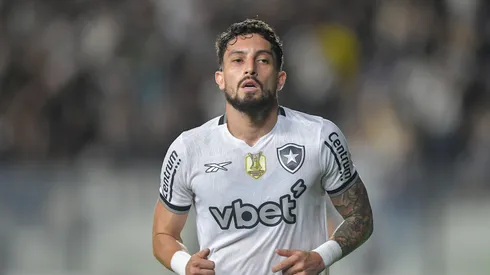 Alex Telles jogador do Botafogo durante partida contra o Vasco no estádio São Januário pelo campeonato Copa Do Brasil 2025. Foto: Thiago Ribeiro/AGIF
