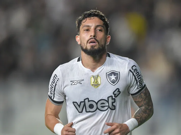 Alex Telles tenta blindar elenco e abre o jogo sobre crise no Botafogo