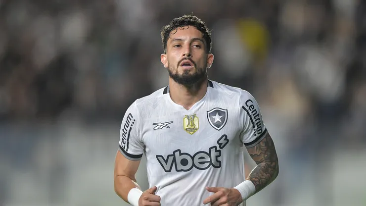 Alex Telles jogador do Botafogo durante partida contra o Vasco no estádio São Januário pelo campeonato Copa Do Brasil 2025. Foto: Thiago Ribeiro/AGIF