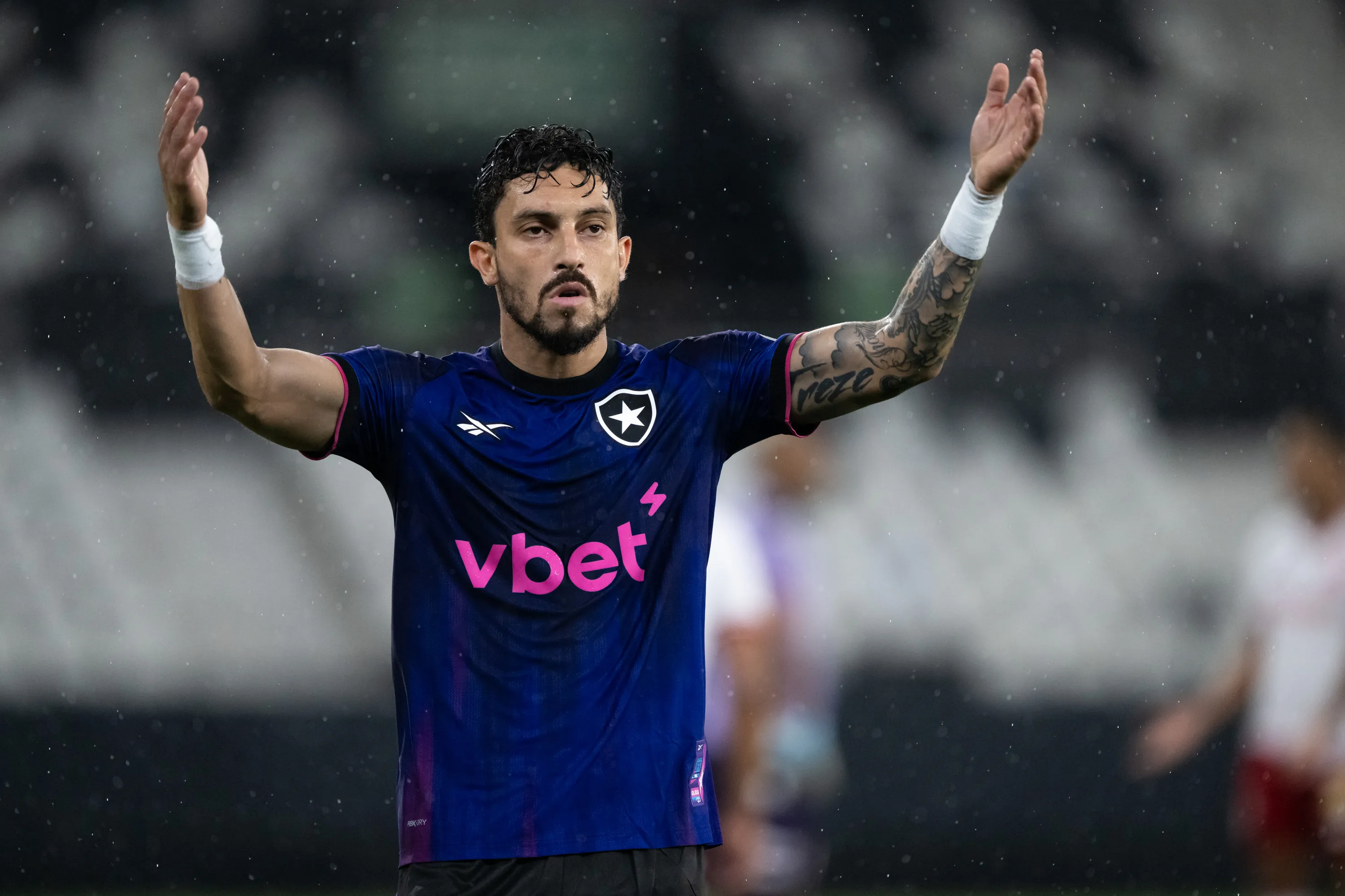 RJ – RIO DE JANEIRO – 24/01/2026 – CARIOCA 2026, BOTAFOGO X BANGU – Alex Telles jogador do Botafogo durante partida contra o Bangu no estadio Engenhao pelo campeonato Carioca 2026. Foto: Jorge Rodrigues/AGIF