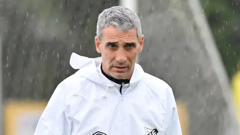 Vojvoda técnico do Santos durante treino no Centro de Treinamento CT Rei Pele. Foto: Jota Erre/AGIF