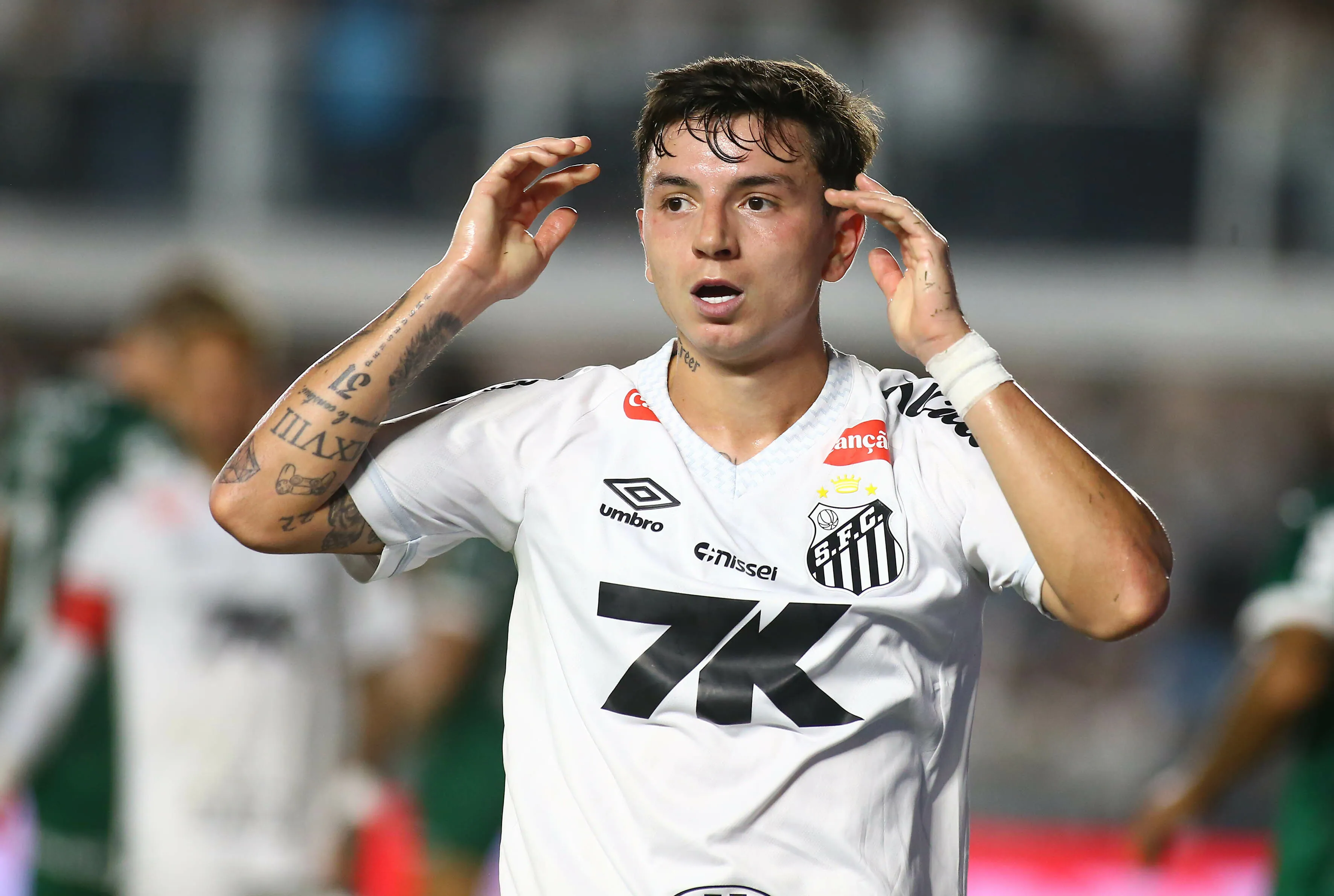 SP – SANTOS – 15/11/2025 – BRASILEIRO A 2025, SANTOS X PALMEIRAS – Alvaro Barreal jogador do Santos lamenta durante partida contra o Palmeiras no estadio Vila Belmiro pelo campeonato Brasileiro A 2025. Foto: Mauricio De Souza/AGIF