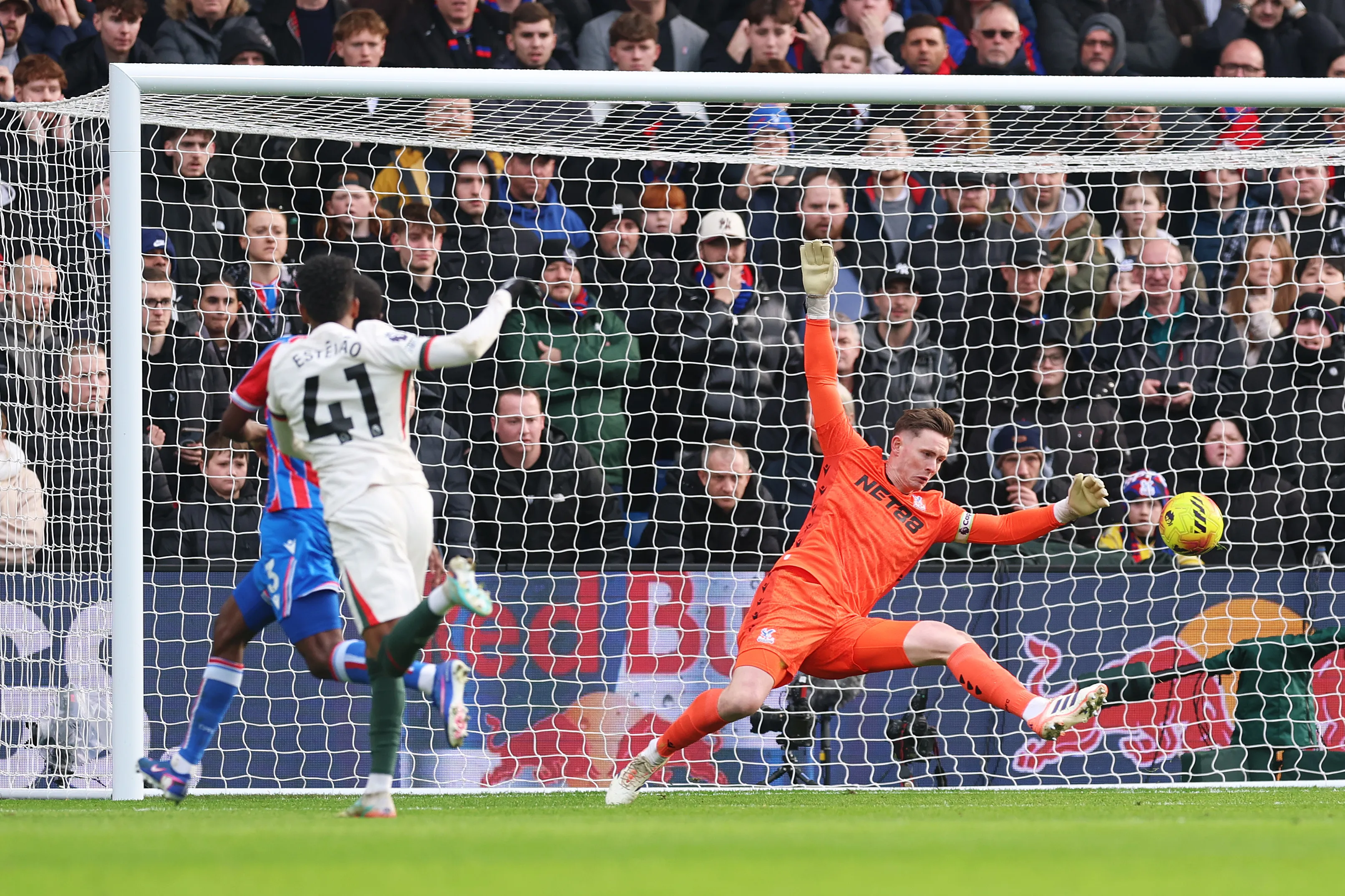 Estêvão abre o placar para o Chelsea contra o Crystal Palace. Foto: Julian Finney/Getty Images
