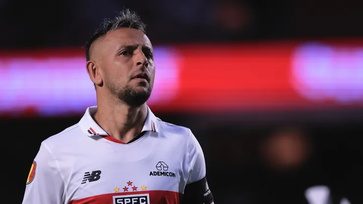 afinha jogador do São Paulo durante partida contra o Novorizontino no estádio Morumbi pelo campeonato Paulista 2024. Foto: Ettore Chiereguini/AGIF