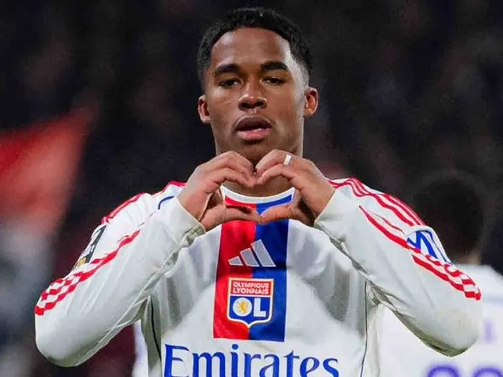 Endrick anota hat-trick pelo Lyon e pede passagem na Seleção Brasileira