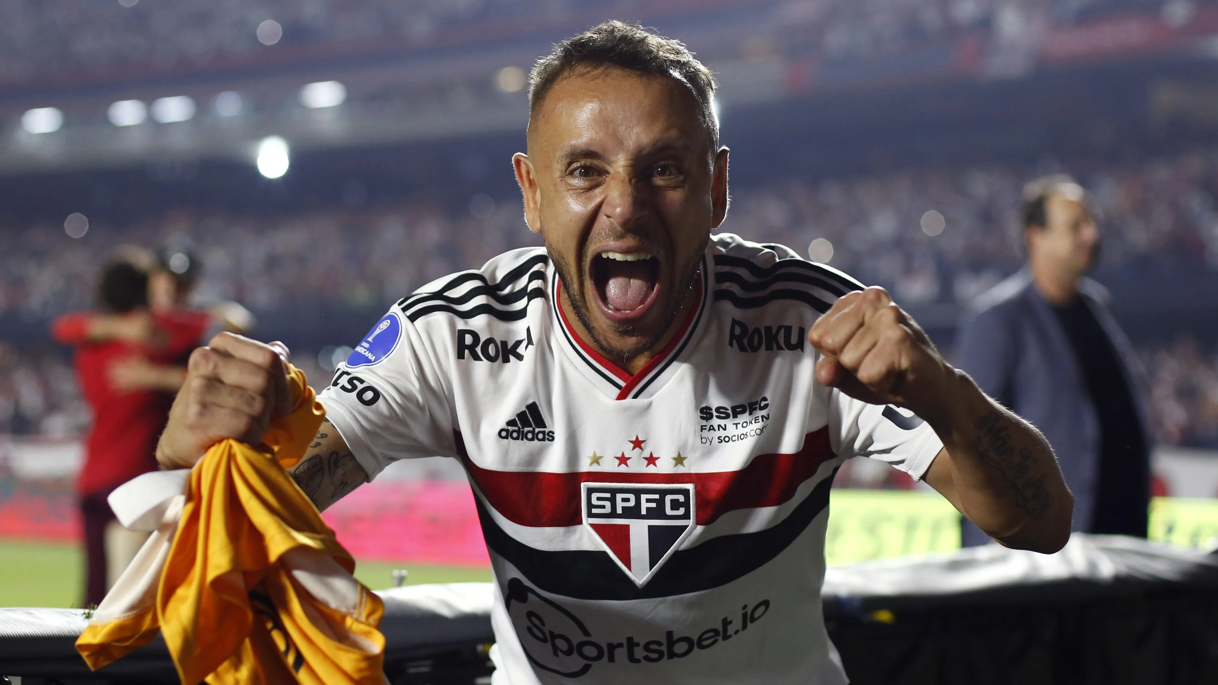 Rafinha em campo pelo Tricolor. (Photo by Ricardo Moreira/Getty Images)