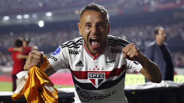 Rafinha em campo pelo Tricolor. (Photo by Ricardo Moreira/Getty Images)