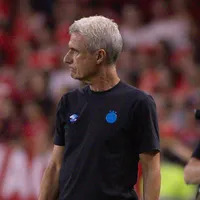 Luís Castro recebe críticas após derrota em GreNal