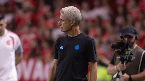 Luis Castro tecnico do Gremio durante partida contra o Internacional no estadio Beira-Rio pelo campeonato Gaucho 2026. Foto: Maxi Franzoi/AGIF