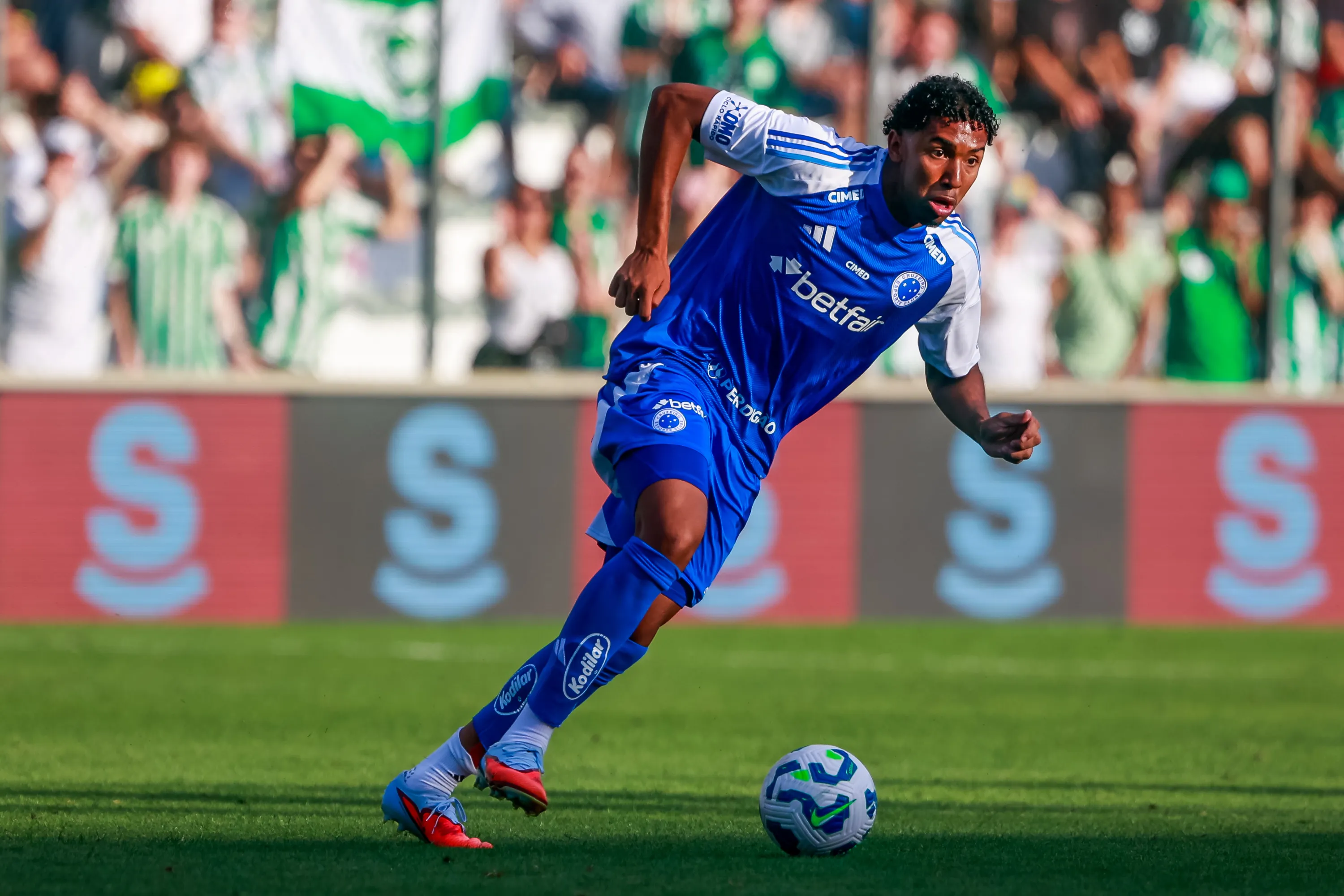 RS – CAXIAS DO SUL – 20/11/2025 – BRASILEIRO A 2025, JUVENTUDE X CRUZEIRO – Ryan Guilherme jogador do Cruzeiro durante partida contra o Juventude no estadio Alfredo Jaconi pelo campeonato Brasileiro A 2025. Foto: Luiz Erbes/AGIF