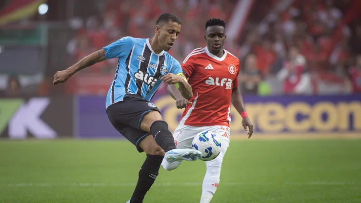 Marcos Rocha jogador do Gremio durante partida contra o Internacional no estadio Beira-Rio pelo campeonato Brasileiro A 2025.