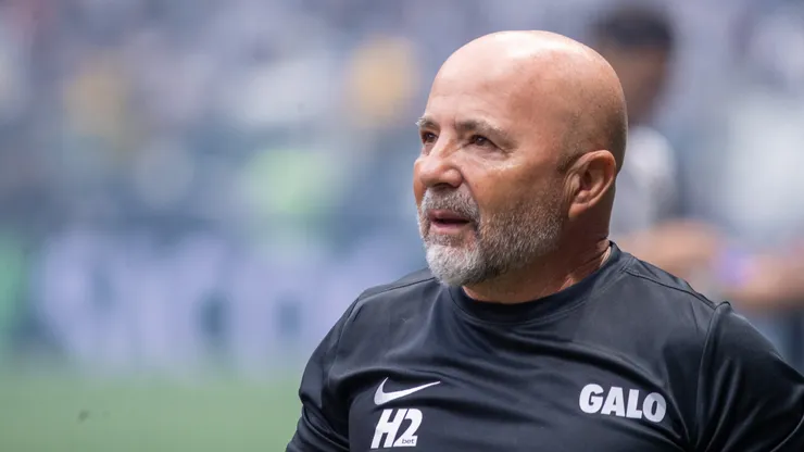 Sampaoli técnico do Atlético durante partida contra o Cruzeiro no estádio Arena MRV pelo campeonato Mineiro 2026. Foto: Fernando Moreno/AGIF