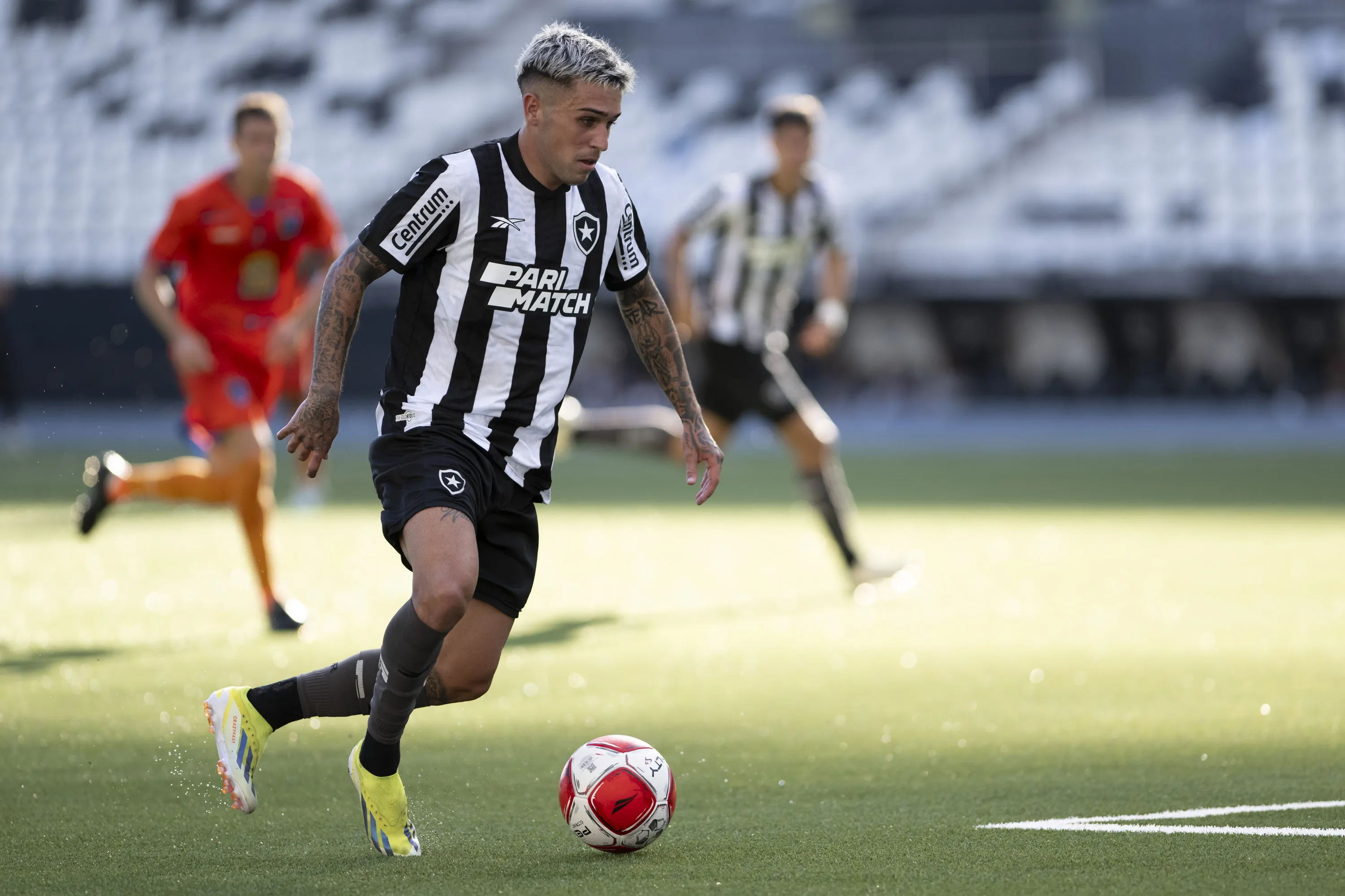 RJ – RIO DE JANEIRO – 24/02/2024 – CARIOCA 2024, AUDAX X BOTAFOGO – Diego Hernandez jogador do Botafogo durante partida contra o Audax no estadio Engenhao pelo campeonato Carioca 2024. Foto: Jorge Rodrigues/AGIF