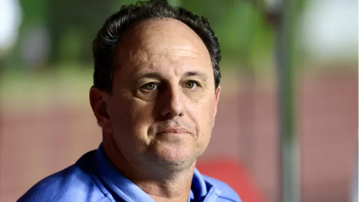 Rogério Ceni durante confronto entre São Paulo e Bahia no Campeonato Brasileiro de 2025.