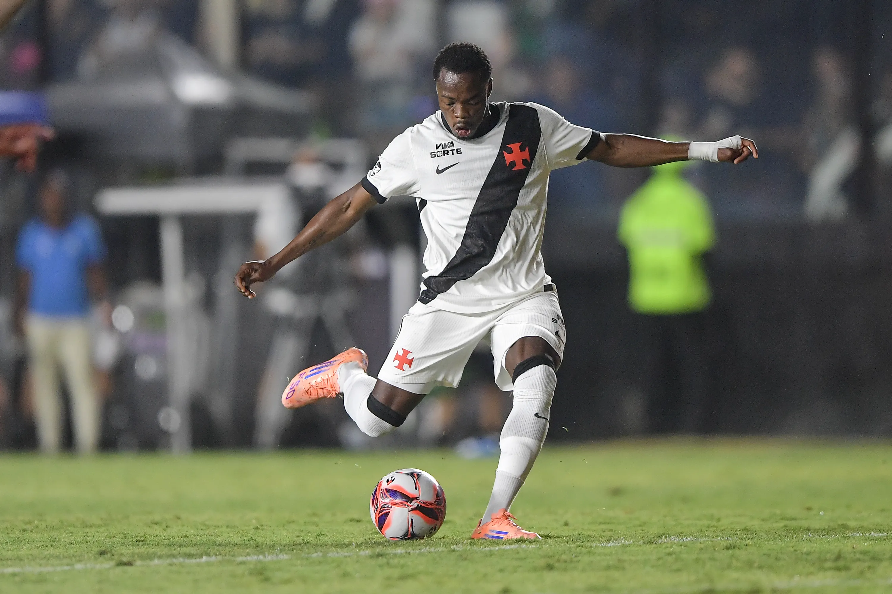 RJ – RIO DE JANEIRO – 18/01/2026 – CARIOCA 2026, VASCO X NOVA IGUACU – Andres Gomez jogador do Vasco durante partida contra o Nova Iguacu no estadio Sao Januario pelo campeonato Carioca 2026. Foto: Thiago Ribeiro/AGIF