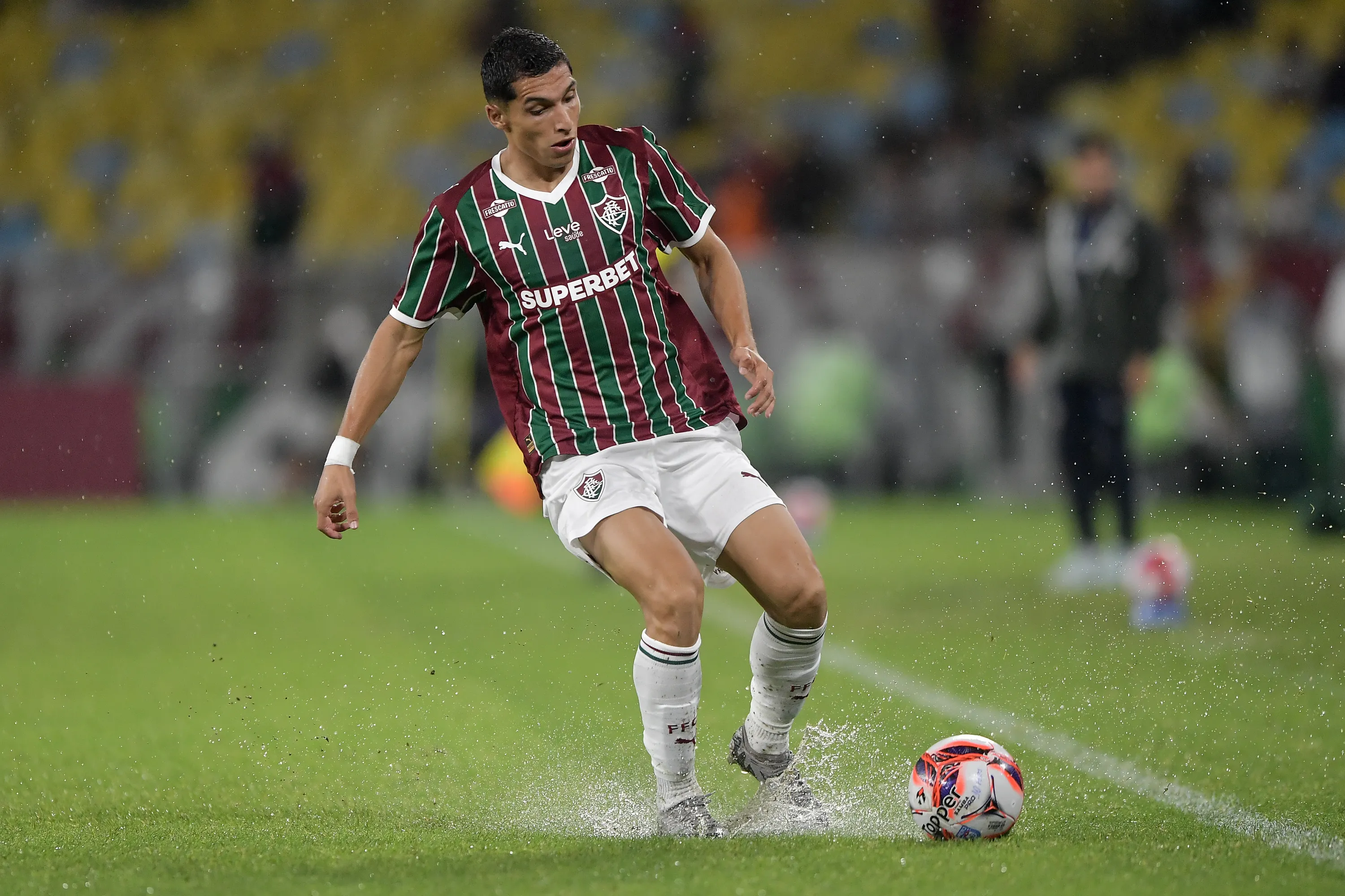 Kevin Serna jogador do Fluminense durante partida contra o Flamengo no estadio Maracana pelo campeonato Carioca 2026. Foto: Thiago Ribeiro/AGIF