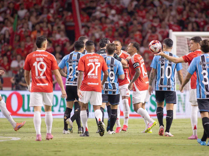 Grêmio depreda banco de reservas e arquibancada do Beira-Rio