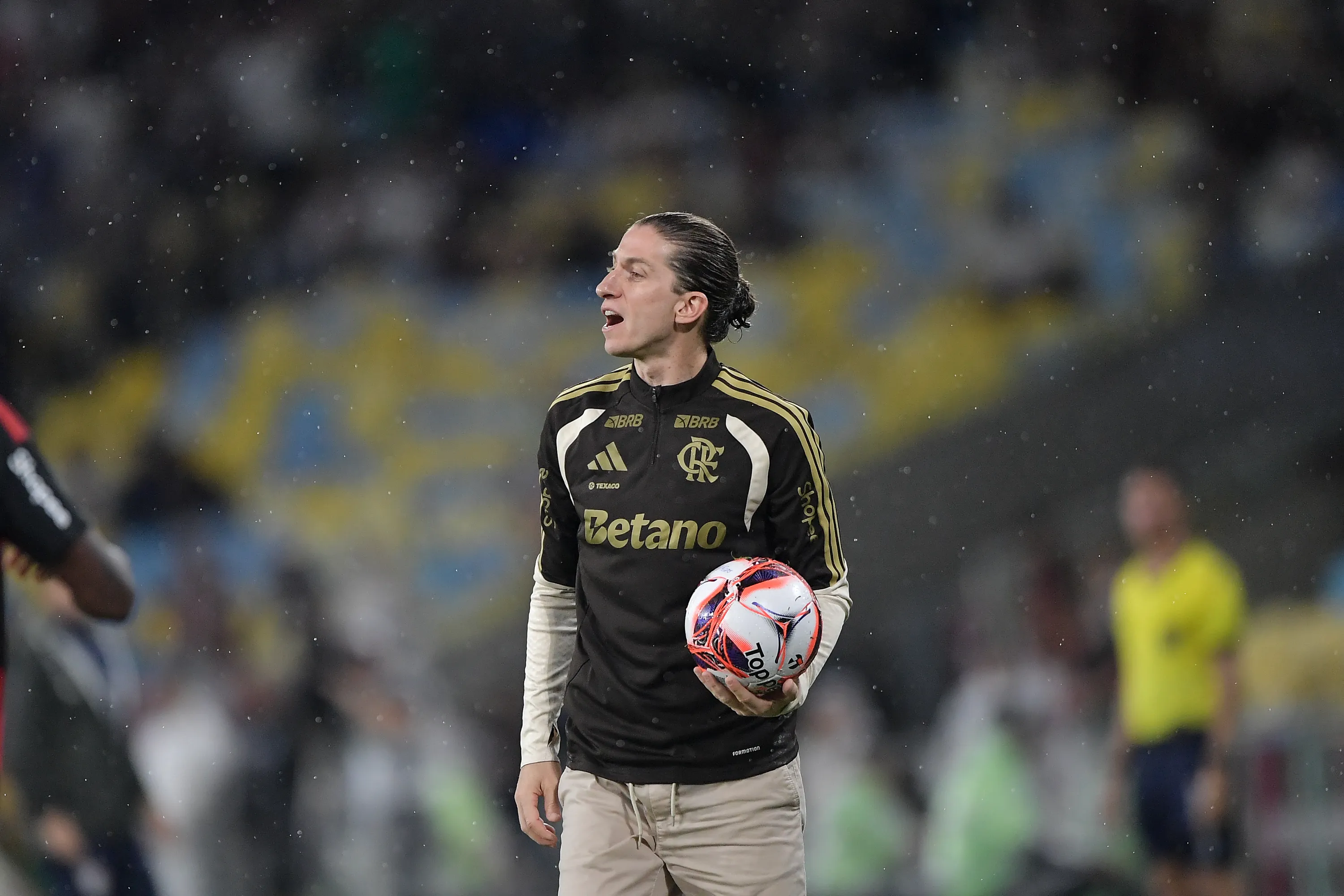 RJ – RIO DE JANEIRO – 25/01/2026 – CARIOCA 2026, FLUMINENSE X FLAMENGO – Filipe Luis tecnico do Flamengo durante partida contra o Fluminense no estadio Maracana pelo campeonato Carioca 2026. Foto: Thiago Ribeiro/AGIF